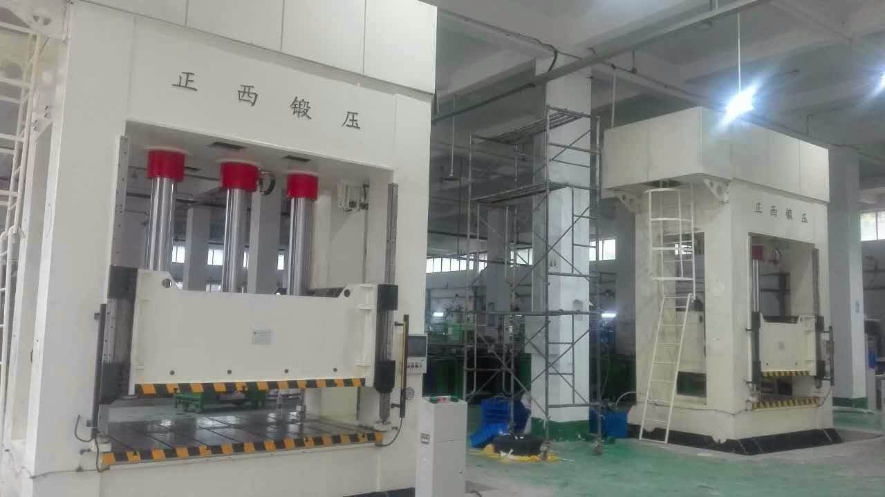 此批設(shè)備為重慶客戶一次性向我公司訂購(gòu)的機(jī)器，在所有公司員工的努力下，我們?cè)谝?guī)定的時(shí)間內(nèi)向客戶交貨并調(diào)試完成。