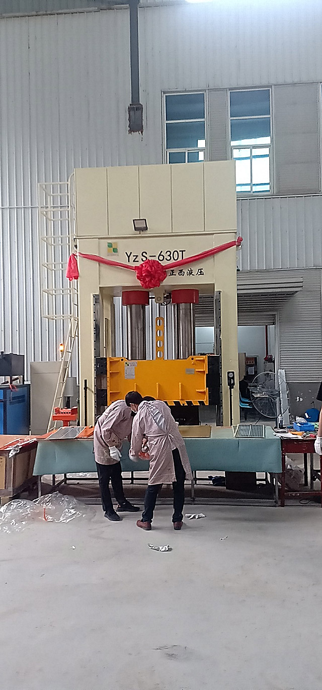 630噸框架式液壓機(jī)定制安裝圓滿成功，客戶相當(dāng)滿意